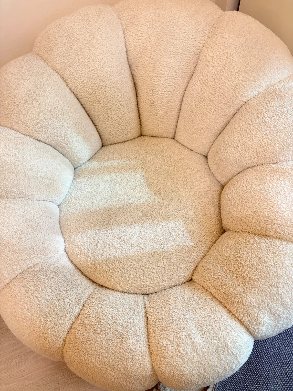 Upholstered chair after deep cleaning โ fabric fresh and evenly cleaned