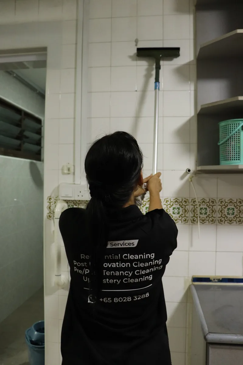 Kitchen wall tile cleaning