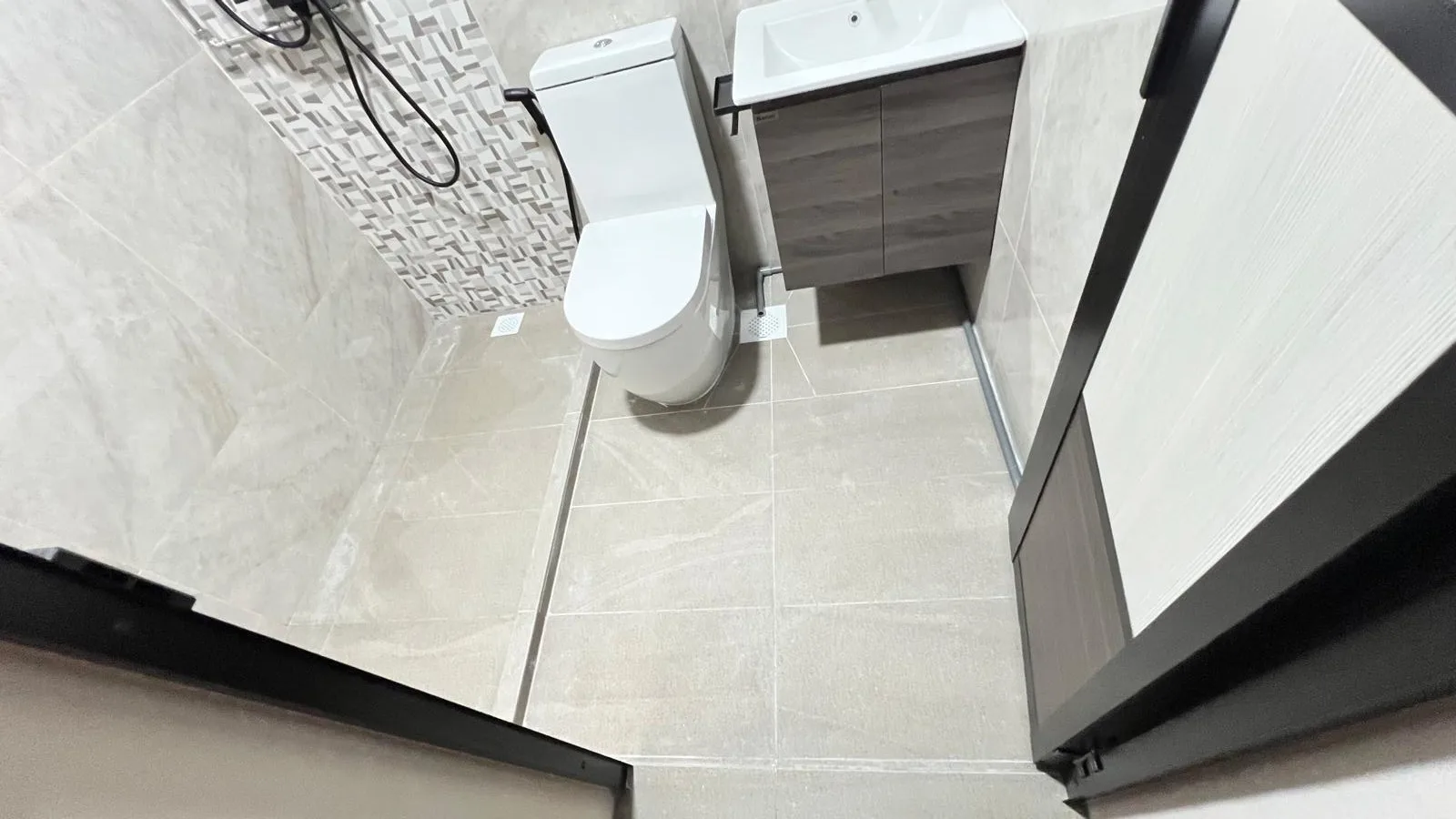 Bathroom after post-reno cleaning โ spotless tiles and fixtures